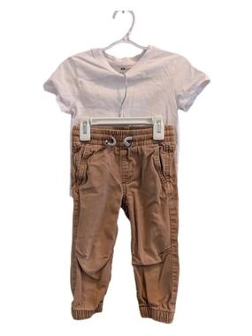 🩵4/$20 H&M White T-Shirt and Khaki Joggers 2T‎ Toddler Boys Set